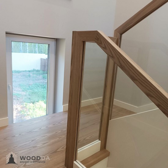 Лестница с ограждением из стекла